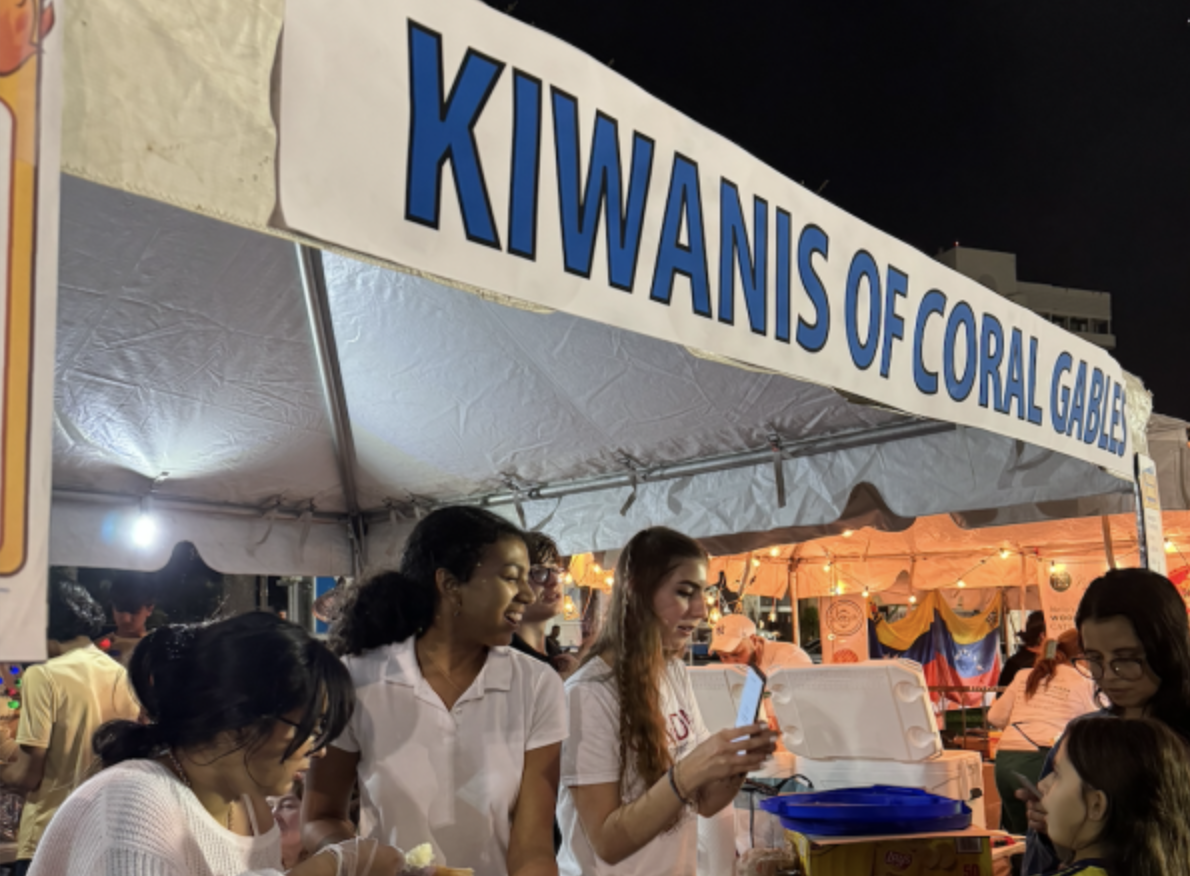 Los miembros de la junta directiva de Best Buddies y Key Club sirvieron comida en la ceremonia anual de encendido del árbol de Navidad de Coral Gables. Recaudación de fondos para la sección local de la Organización Kiwanis en Miami.